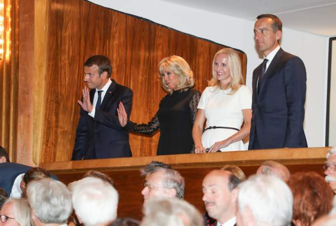 Le couple présidentiel français est rapidement rejoint par Christian et Eveline Kern