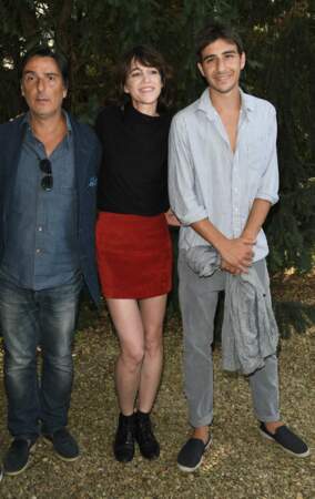 Ben Attal avec ses parents Yvan Attal et Charlotte Gainsbourg lors du festival d'Angouleme