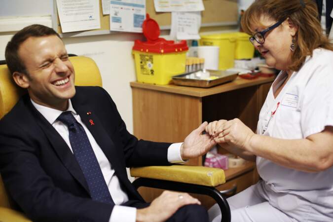 Emmanuel Macron se fait dépister dans un hôpital pour la journée mondiale de lutte contre le sida