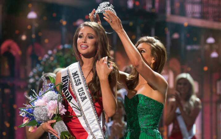 Erin Brady, la Miss USA 2013, lui remet sa couronne