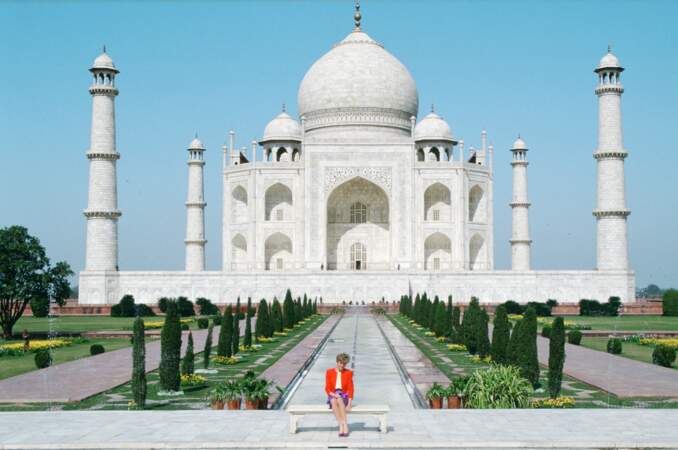 2. En 1992, Lady Diana pose seule devant le Taj Mahal, un mausolée réputé attirer les amoureux… 
