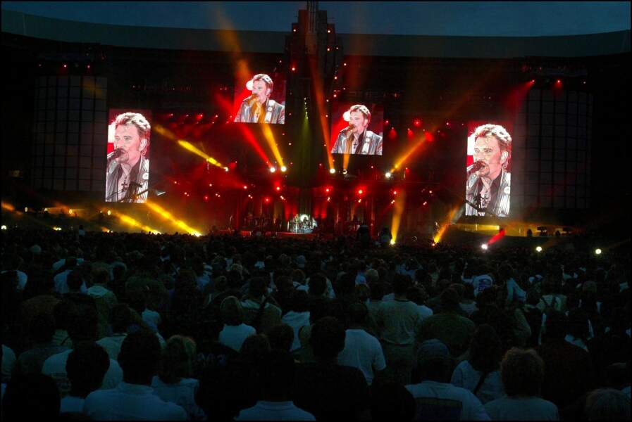 Pour ses 60 ans, Johnny Hallyday a offert un show grandiose à ses fans au Parc des Princes en juin 2003