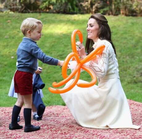 En bon petit garçon de 3 ans, George s'est empressé de balancer cette pieuvre en baudruche sur sa mère