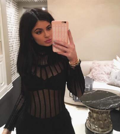 Kylie Jenner sexy debout