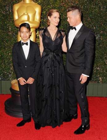 Première sortie aux Oscars 2013 pour Maddox entouré de maman et papa