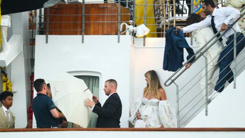 Le staff du yacht tentant de cacher Heidi Klum  (© PixSell / Bestimage)
