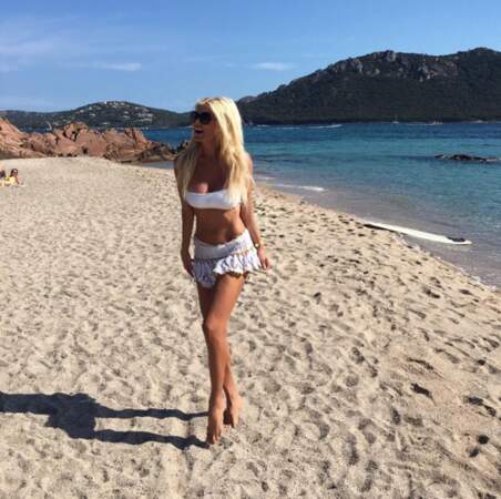 Victoria Silvstedt, ses photos les plus sexy : la blonde nous annonce le retour du bikini-jupette. On dit NON