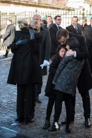 Les politiques présents lors de l'hommage à Johnny Hallyday : Emmanuel Macron avec Jade et Joy Hallyday