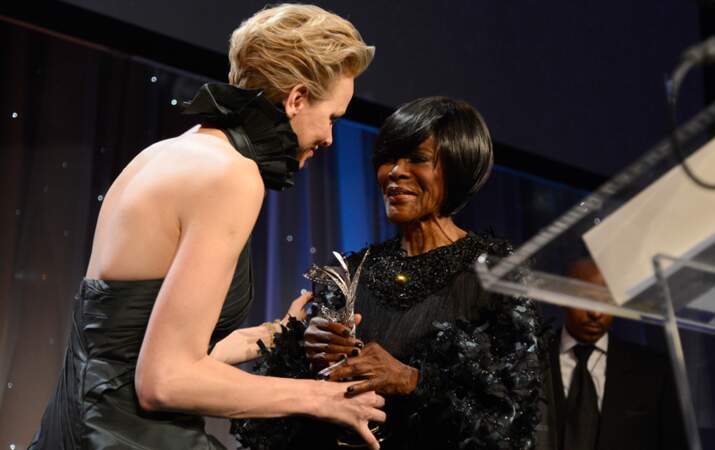 Elle remet le prix à l'actrice américaine Cicely Tison, 79 ans ! 