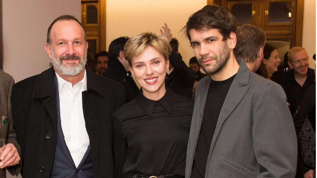 Scarlett Johansson et Romain Dauriac sont donc apparus ensemble à la galerie de Simon Lee (à gauche)