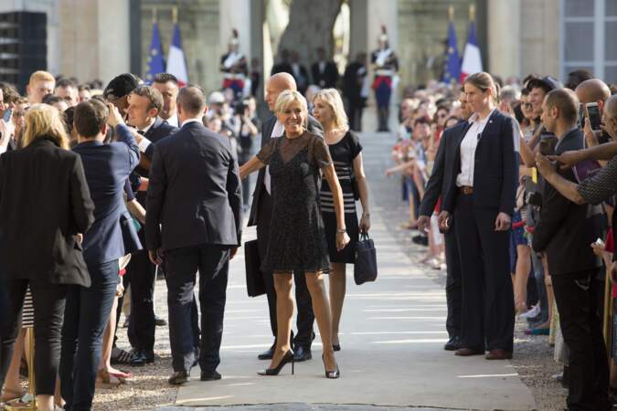 Brigitte Macron est ravissante en petite robe noire scintillante