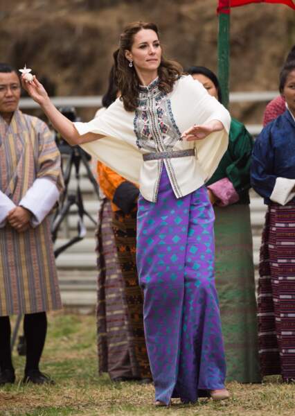 Une fois réparée, Kate Middleton a pu s'essayer au khuru, un sport national au Bhoutan