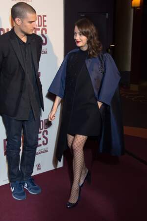Marion Cotillard, vêtue d'une belle veste bleu nuit, retrouve son partenaire Louis Garrel