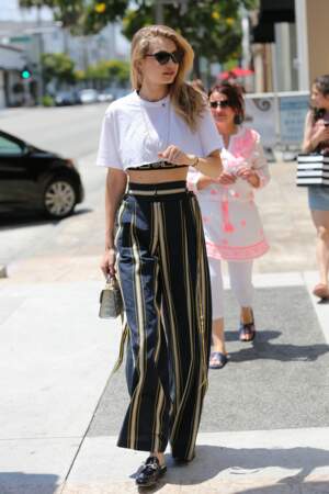 Gigi Hadid en bralette et crop top, avec un pantalon large : chic et estival