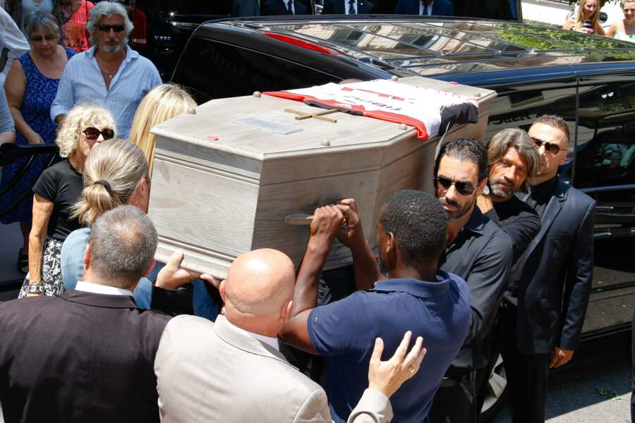 Robert Pirès, Emmanuel Petit, Patrick Vieira portent le cercueil de Tiburce Darou