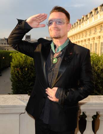 Bono pose fièrement avec sa médaille de Commandeur des Arts et des Lettres