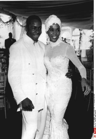 Robes de mariée de stars : Whitney Houston en 1992 avec Bobby Brown. Sympa le petit bonnet !