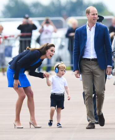 Aujourd'hui, Kate et William ont emmené le prince George à une visite officielle de la Royal Air Force.