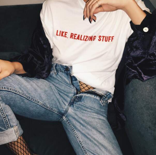The Kylie Shop : t-shirt blanc "Like, realizing stuff" porté