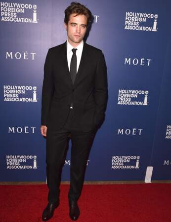 Robert Pattinson canon lors d'un passage sur tapis rouge