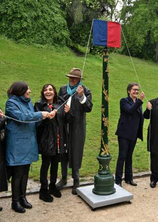 Anne Hidalgo et Aziza Higelin s'apprêtent à inaugurer l'allée Jacques Higelin au Parc Montsouris