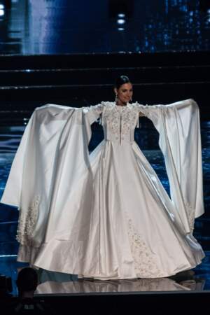 Miss Univers 2016 : Défilé en costume national pour Miss Géorgie, ravissante dans sa belle robe blanche