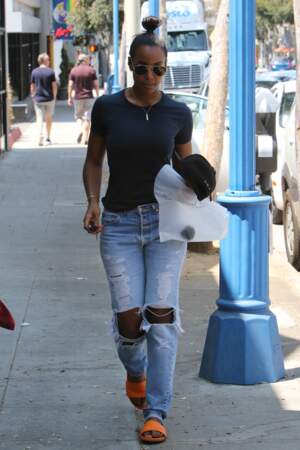 Kelly Rowland se balade sans soutien-gorge dans les rues de Los Angeles