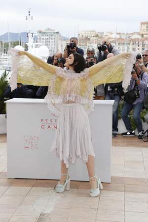 Cannes 2016: Soko VRAIMENT trop contente de s'amuser avec sa tenue.