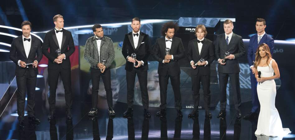 Prix FIFA : Cristiano Ronaldo et ses confrères avec la maîtresse de cérémonie, Eva Longoria