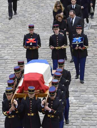 Micheline Pelletier et François Hollande suivent le cercueil d'Alain Decaux recouvert du drapeau tricolore