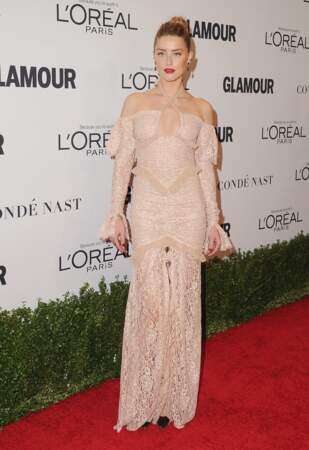 Glamour Awards : Amber Heard était ravissante en dentelle chair