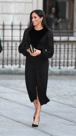 Meghan Markle est rayonnante en robe noire Givenchy.