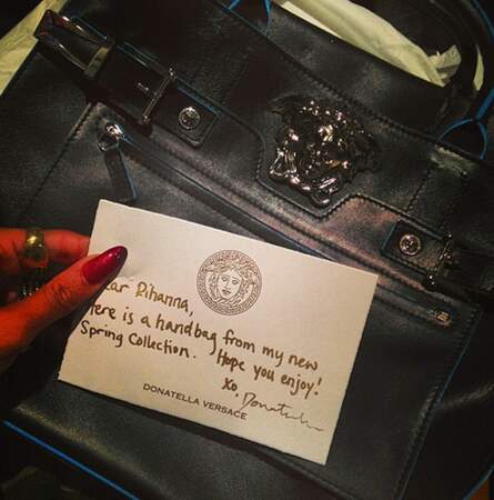 Un sac de la prochaine collection signée Donatella Versace 
