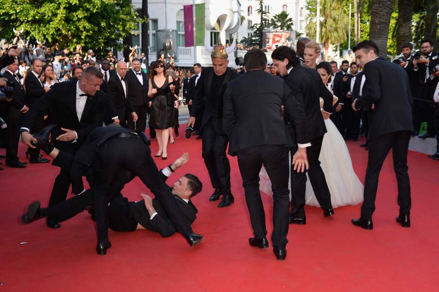 Vitalii Sediuk maîtrisé par la sécurité du festival de Cannes