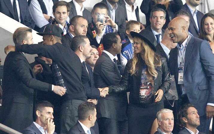 Jay Z et David Beckham se font des câlins pendant que Beyoncé serre des mains