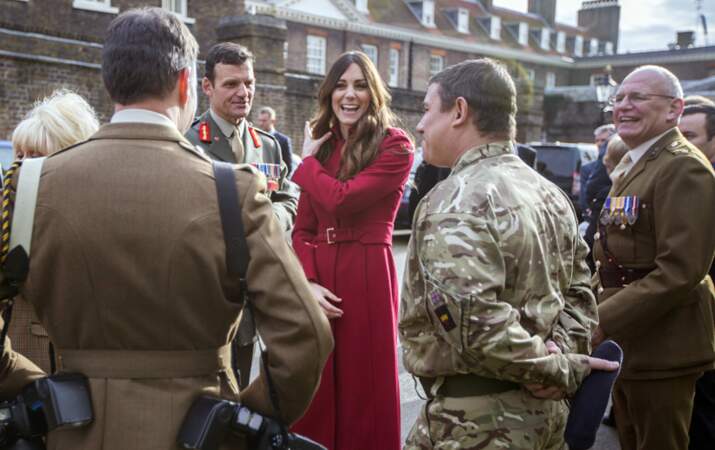 Elle salue les militaires à Kensington Palace