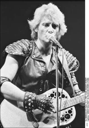 1982 : Johnny Hallyday, en concert au Palais des Sports, vêtu de cuir et de clous