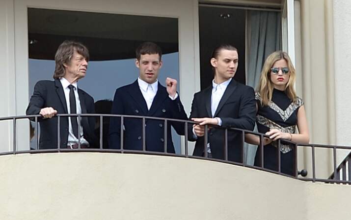 Mick Jagger, ses enfants James, Gabriel et Georgia May Jagger au balcon de leur hôtel
