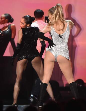Sur scène, grosse bataille de booties entre Jennifer Lopez...