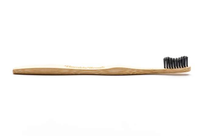 Brosse à dents en bambou biodégradable et recyclable. The Humble Co chez Monoprix et Parashop, 4,50 €