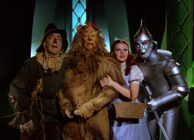 Judy Garland, épaulée par l'épouvantail, le lion et l'homme de fer-blanc