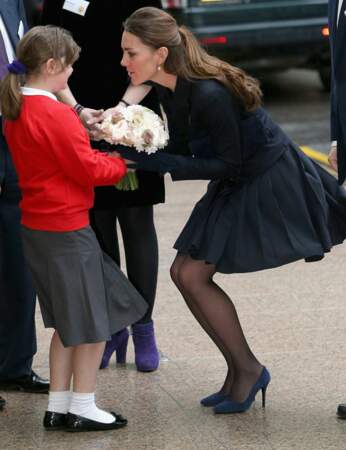 Kate Middleton se met à sa hauteur pour recevoir le joli bouquet