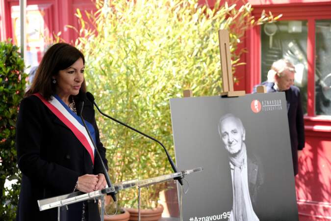 Hommage à Charles Aznavour à Paris : Anne Hidalgo, maire de Paris