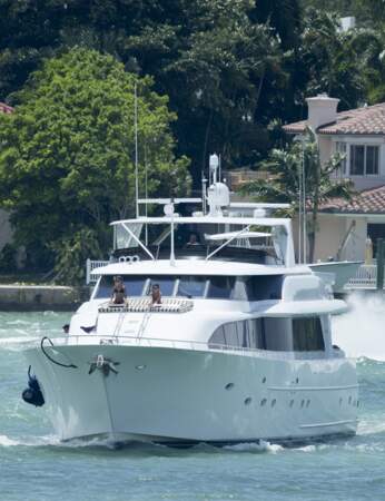 Pour son enterrement de vie de jeune fille, Ashley Tisdale est partie en croisière sur un yacht avec ses cop's...