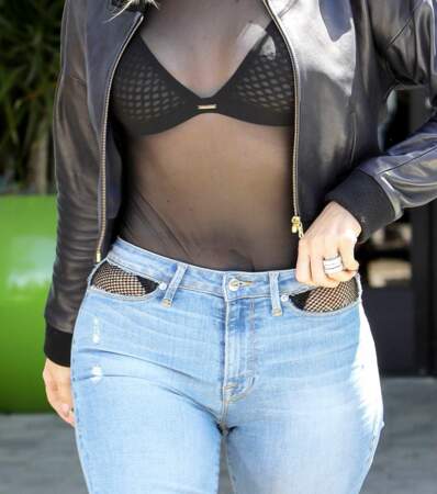 Khloé Kardashian incendiaire en soutien-gorge transparent et jean super moulant