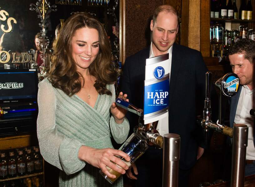 Kate Middleton et le prince William s'éclatent en servant des bières à Belfast