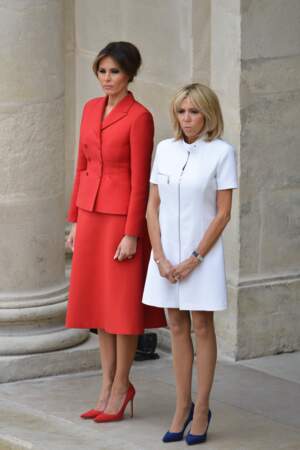 À Paris, Brigitte Macron, en court et blanc, et Melania Trump, en rouge et long, ont rivalisé d’élégance