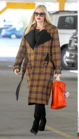 Gwen Stefani en long manteau à carreaux