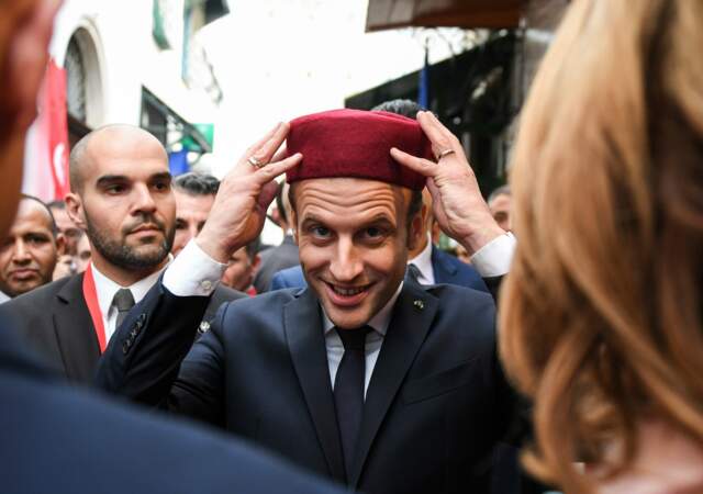 Emmanuel Macron s'essaye à un nouveau style, en Tunisie, le 1er février