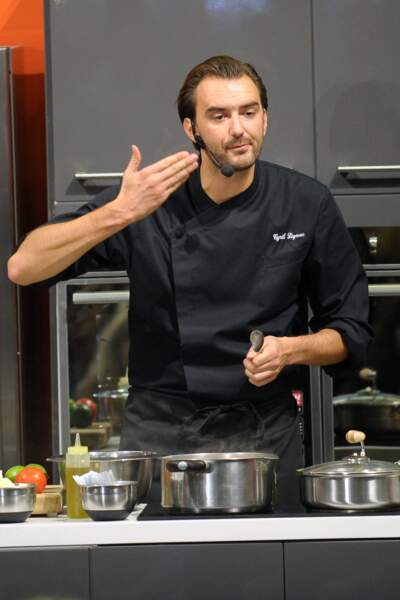 2011, veste de cuisinier et micro, Cyril Lignac fait monter la température en cuisine